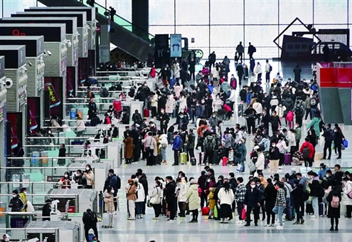 1月7日,旅客在郑州东站候车大厅内等候 新华社发